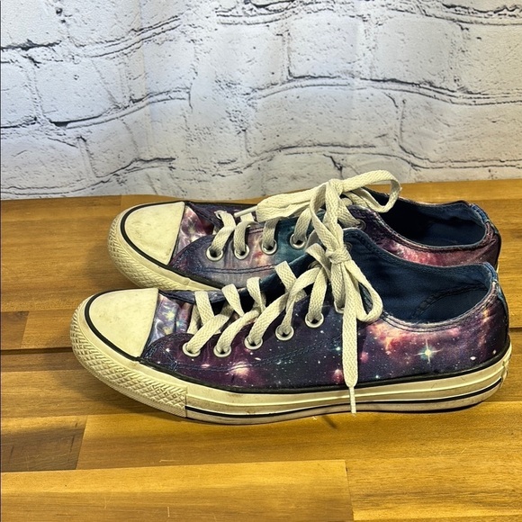 Galaxy Pattern Low-Top Sneakers - Picture 3 of 7